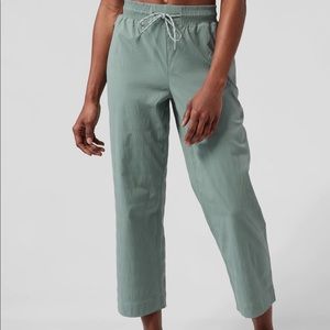 Athleta- Trekkie Straight Crop Pant - size 8